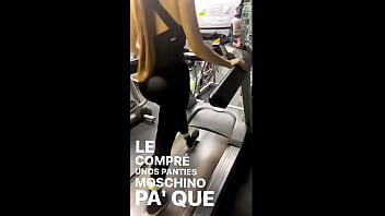 Gran traseron haciendo ejercicio en el gimnasio