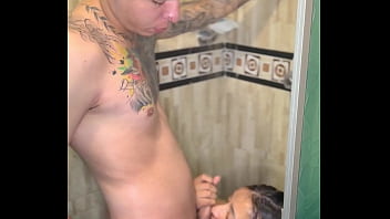 Sexo fuerte en la ducha