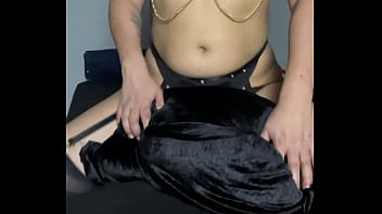 Joi dominacion correte mientras te folla el culo una mujer pegging astarioth