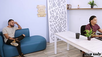 Inversionista se folla a la secretaria puta mientras su jefe cuck no los ve