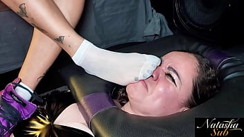 A madame ágata me colocou pra cheirar seu tênis sujo depois da academia e acabei lambendo as meias suadas madame ágata made me smell her dirty sneakers after the gym and i ended up licking her s