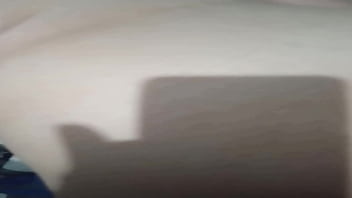 Comendo o cuzinho da safada enquanto enfio o consolo na buceta