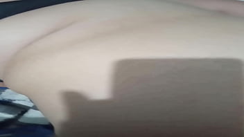 Comendo o cuzinho da safada enquanto enfio o consolo na buceta