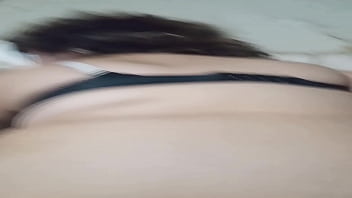 Comendo o cuzinho da safada enquanto enfio o consolo na buceta