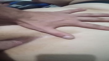 Comendo o cuzinho da safada enquanto enfio o consolo na buceta