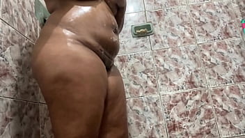 Leitinho no meu peitos enormes venha mamar amores