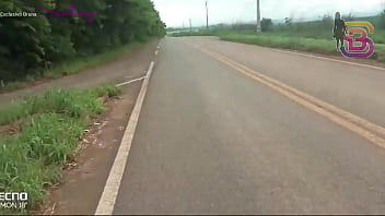 Super dotado comeu a esposa do corno no meio da mata