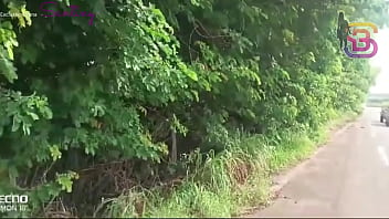 Super dotado comeu a esposa do corno no meio da mata