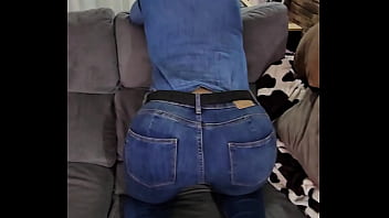 Mon gros cul serrer dans mon jeans tu viens l'enlever
