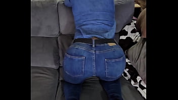 Mon gros cul serrer dans mon jeans tu viens l'enlever