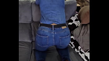 Mon gros cul serrer dans mon jeans tu viens l'enlever