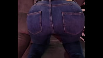 Mon gros cul serrer dans mon jeans tu viens l'enlever