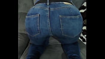 Mon gros cul serrer dans mon jeans tu viens l'enlever
