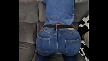 Mon gros cul serrer dans mon jeans tu viens l'enlever