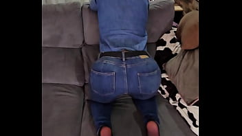 Mon gros cul serrer dans mon jeans tu viens l'enlever