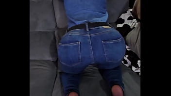 Mon gros cul serrer dans mon jeans tu viens l'enlever