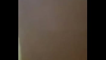 Ella se toca en la ducha