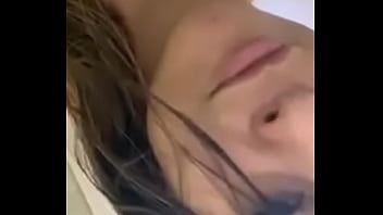 Ella se toca en la ducha