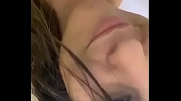 Ella se toca en la ducha