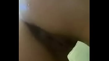 Ella se toca en la ducha