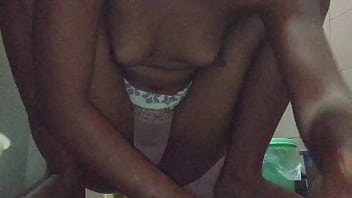 Sexy Vecina Es Filmada En El Baño La Conoci En Nudesinscom thumbnail
