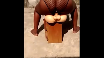 Elvie slutty sexy en extérieur partie 3