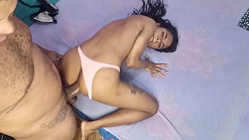 Leo ogro com uma verdadeira vadia magricela sendo fodida pela bundauma verdadeira vadia magricela dominada é espancada