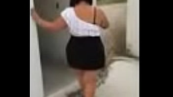 Nalgona enseña la cola