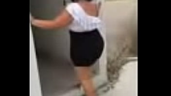 Nalgona enseña la cola