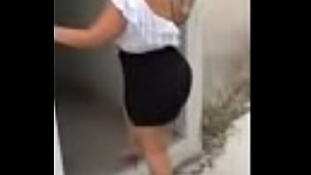 Nalgona enseña la cola