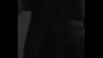 Perrita le gusta bailar en casa