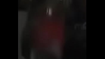 Perrita le gusta bailar en casa