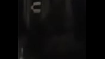 Perrita le gusta bailar en casa