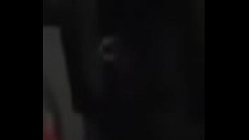 Perrita le gusta bailar en casa