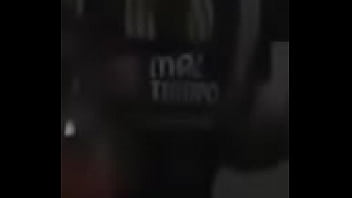 Perrita le gusta bailar en casa