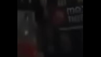 Perrita le gusta bailar en casa