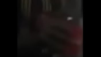 Perrita le gusta bailar en casa