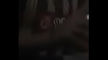 Perrita le gusta bailar en casa