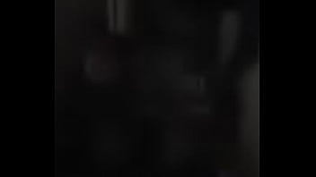 Perrita le gusta bailar en casa