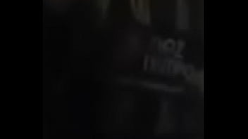 Perrita le gusta bailar en casa