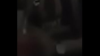 Perrita le gusta bailar en casa