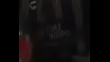 Perrita le gusta bailar en casa