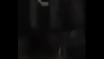 Perrita le gusta bailar en casa