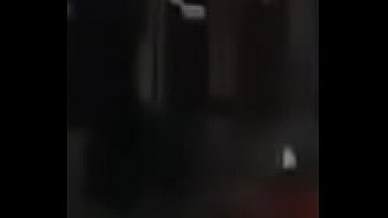 Perrita le gusta bailar en casa