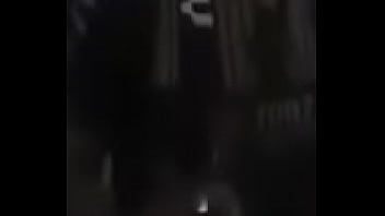 Perrita le gusta bailar en casa