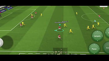 Jogando efootball e batendo uma para minha prima safada