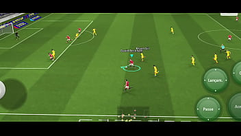 Jogando efootball e batendo uma para minha prima safada