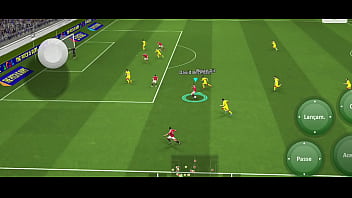 Jogando efootball e batendo uma para minha prima safada