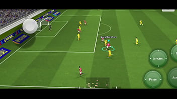 Jogando efootball e batendo uma para minha prima safada