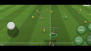 Jogando efootball e batendo uma para minha prima safada